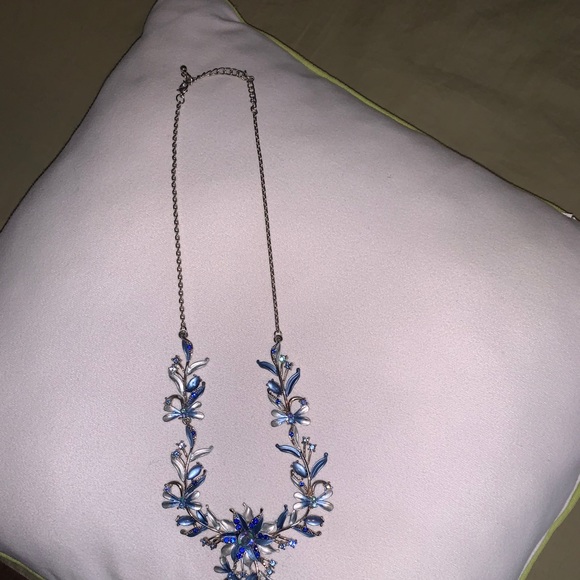 🌸3/$20🌸 Elegant Floral Blue Necklace - Picture 6 of 8